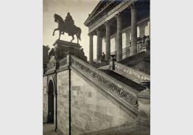 Blick von Osten auf die Nationalgalerie mit der Freitreppe, dem Reiterstandbild von Alexander Calandrelli und der offenen Säulenhalle