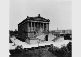 Blick von Süd-Osten auf den Eingangsbereich der Nationalgalerie mit Freitreppe und dem Reiterstandbild von Alexander Calandrelli