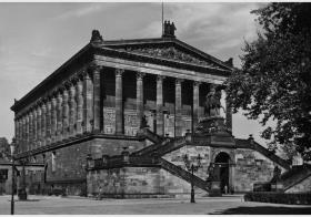 Blick auf den Eingangsbereich der Nationalgalerie mit Freitreppe und Reiterstandbild von Alexander Calandrelli