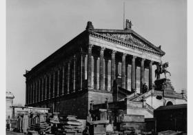 Blick von Süden auf die Nationalgalerie und auf Bauteile der Kolonnaden
