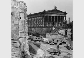 Bauarbeiten am Neuen Museum vor dem Hintergrund der Nationalgalerie