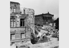 Bauarbeiten am Neuen Museum vor dem Hintergrund der Nationalgalerie
