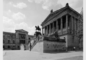 Blick auf die Nationalgalerie mit dem Reiterstandbild von Alexander Calandrelli vor dem Hintergrund des Neuem Museums