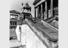 Blick auf die Freitreppe der Nationalgalerie mit dem Reiterstandbild von Alexander Calandrelli vor dem Hintergund des zum Teil zerstörten Neuen Museums