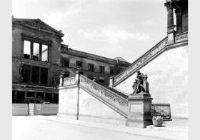 Blick auf die Freitreppe der Nationalgalerie vor dem Hintergrund des Neuen Museums