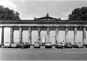Parkende Autos vor den zugemauerten Kolonnaden an der Museumsinsel