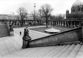 Blick von der Freitreppe der Nationalgalerie auf die Kolonnaden, den Berliner Dom und den Fernsehturm