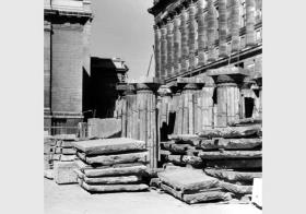 Kolonnadensäulen vom Neuen Museum an der Westseite der Nationalgalerie