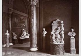 Blick in die Ausstellung der Nationalgalerie, Säulenhalle