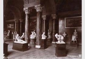 Blick in die Ausstellung der Nationalgalerie, Säulenhalle