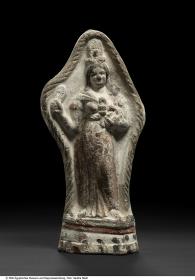 Terrakotte in Gestalt der Göttin Isis mit dem Gott Harpokrates