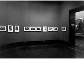 Blick in die Kabinett-Ausstellung "Menschen im Museum" vom 15. Nov. 2002 - 16. Febr. 2003 in der Alten Nationalgalerie