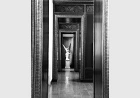 Blick auf die Skulptur "Sitzende, kreuzwerfende Viktoria" von Christian Daniel Rauch in der Ausstellung der Nationalgalerie, Raum 12
