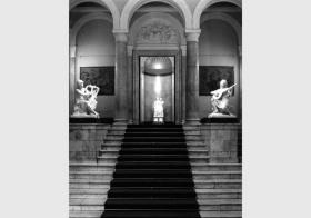 Blick auf die "Prinzessinnengruppe" von Johann Gottfried Schadow in der Nationalgalerie