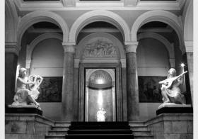 Blick auf die "Prinzessinnengruppe" von Johann Gottfried Schadow in der Nationalgalerie