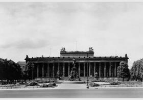 Blick auf das Reiterdenkmal "König Friedrich Wilhelm III" von Albert Wolff vor dem Hintergrund des Alten Museums