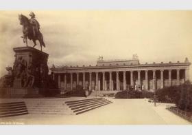 Blick auf das Reiterdenkmal "König Friedrich Wilhelm III" von Albert Wolff vor dem Hintergrund des Alten Museums