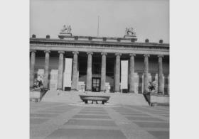 Blick auf die Granitschale von Gottlieb Christian Cantian vor dem Eingangsbereich des Alten Museums