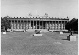 Blick auf Skulpturen im Lustgarten vor dem Hintergund des Alten Museums