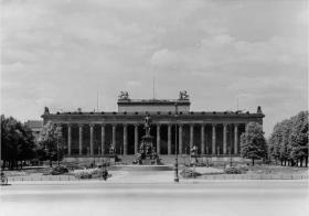 Blick auf das Reiterdenkmal "König Friedrich Wilhelm III" von Albert Wolff vor dem Hintergrund des Alten Museums