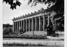 Blick auf die Granitschale von Gottlieb Christian Cantian, die Amazonengruppe von August Kiss und die Löwenkämpfergruppe von Albert Wolff vor dem Eingangsbereich des Alten Museums