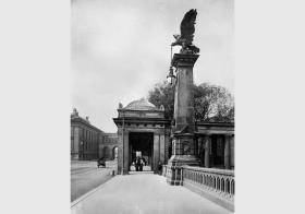 Blick von der Friedrichsbrücke auf die Kolonnaden an der Museumsinsel