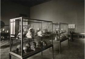 Aufstellung der Antikensammlung im Alten Museum, Antiquarium, Saal 2, Sammlung antiker Helme aus der Sammlung von Freiherr von Lipperheide