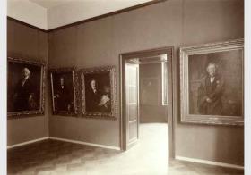 Blick in die Bildnissammlung der Nationalgalerie in der Bauakademie, Raum II. "Gelehrte - Mitglieder der Berliner Akademie in der Zeit Kaiser Wilhelms I."