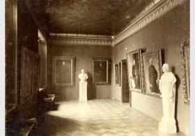 Blick in die Bildnissammlung der Nationalgalerie in der Bauakademie, Raum III. "Generäle - Führer in den Feldzügen von 1866 und 1870/71"