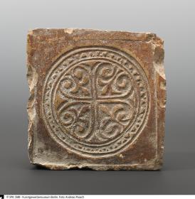 Fliese mit Kreuzornament