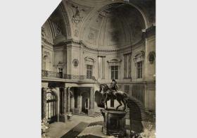 Blick auf die Nachbildung des Reiterstandbildes des Großen Kurfürsten von Andreas Schlüter in der Großen Kuppelhalle des Kaiser-Friedrich-Museums