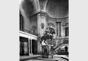 Blick auf die Nachbildung des Reiterstandbildes des Großen Kurfürsten von Andreas Schlüter in der Großen Kuppelhalle des Kaiser-Friedrich-Museums