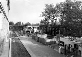 Blick von der Freitreppe der Nationalgalerie auf die Kolonnaden anlässlich von Abrissarbeiten am Tischlereigebäude