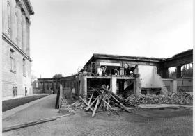 Abriss des Tischlereigebäudes an der Südfront der Kolonnaden auf der Museumsinsel