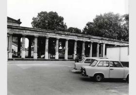 Parkende Autos vor dem Hintergrund der Kolonnaden auf der Museumsinsel