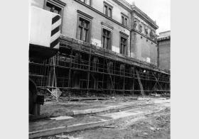 Bauarbeiten am zum Teil eingerüsteten Neuen Museum