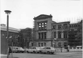 Blick vom Kupfergraben auf das Neue Museum mit Baugerüst