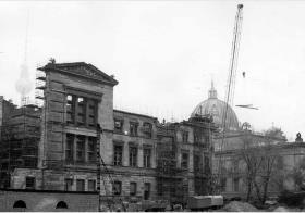 Blick vom Kupfergraben auf das Neue Museum mit Baugerüst