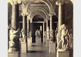 Blick in den Römischen Saal im Neuen Museum, Aufstellung von Gipsabgüssen
