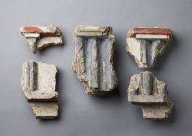 Fragmente eines Triglyphenfrieses
