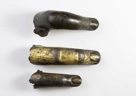 Finger einer Großbronze (Fragment einer Bronzestatue)