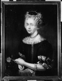 Porträt einer Frau in Kleid mit Spitzenhaube und Blume in der Hand