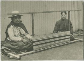 Indianerinnen beim Weben
