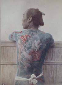 Rückenansicht eines tätowierten Mannes