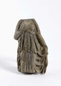 Pergamenische Terrakotte: Fragment einer archaistischen Frauenfigur