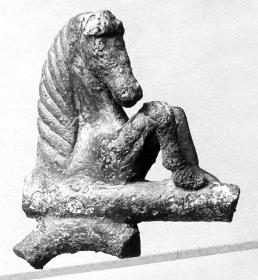 Fragment eines Dreifußes (Stabdreifußes) mit Pferdeprotome