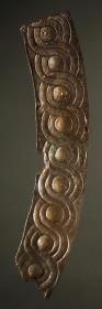 Fragment eines gestanzten Blechbandes mit Flechtband