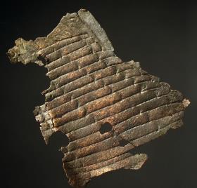 Blechfragment mit getriebenen Schuppen (vielleicht auch Teil eines Hahns)