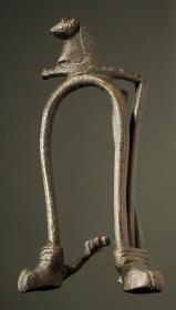 Fragment eines Miniaturdreifußes (Stabdreifußes), leicht verbogen, erhalten zwei Löwenfüße mit Gestänge, Rest des unteren Ringes, des oberen Ringes mit Pferdeprotome, reduziert