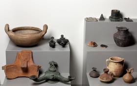 Vitrinenaufnahme aus der Ausstellung der Antikensammlung im Alten Museum von 1998-2010: Kompartiment 26.9 Hausrat aus Priene, linke Seite
